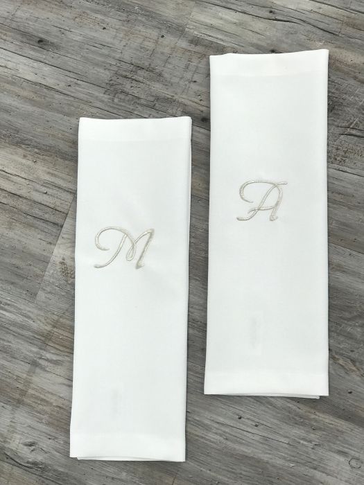 -Loft Serviette mit Buchstaben in SILBER Metallgarn bestickt